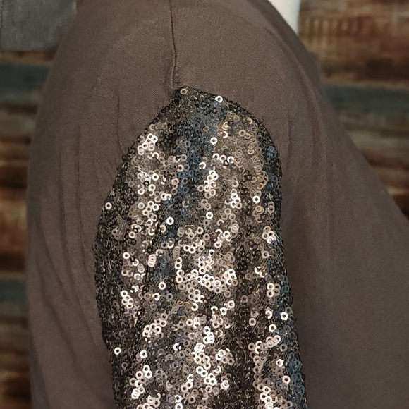 ๐ 3 for $15 Deal! ๐American Eagle Outfitters gray with sequin sleeves XS - Picture 5 of 7